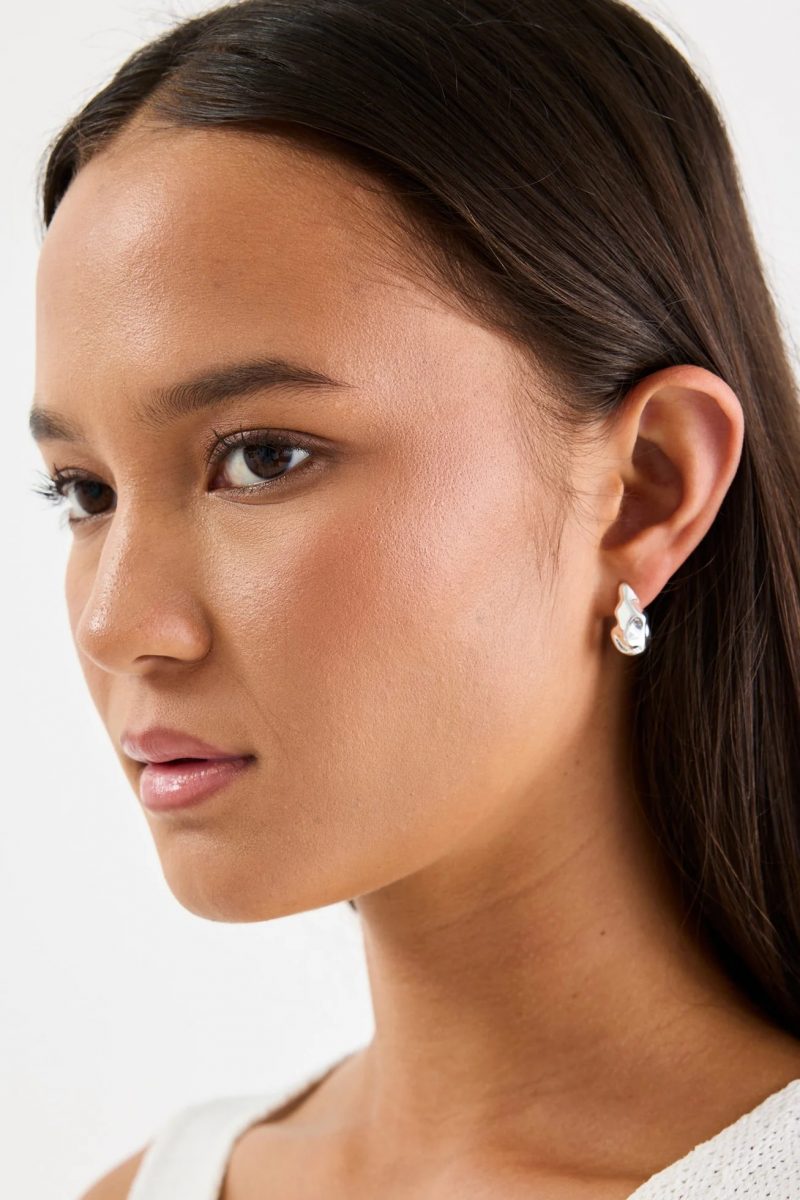 Wavy Organic Huggie Earring - Silver